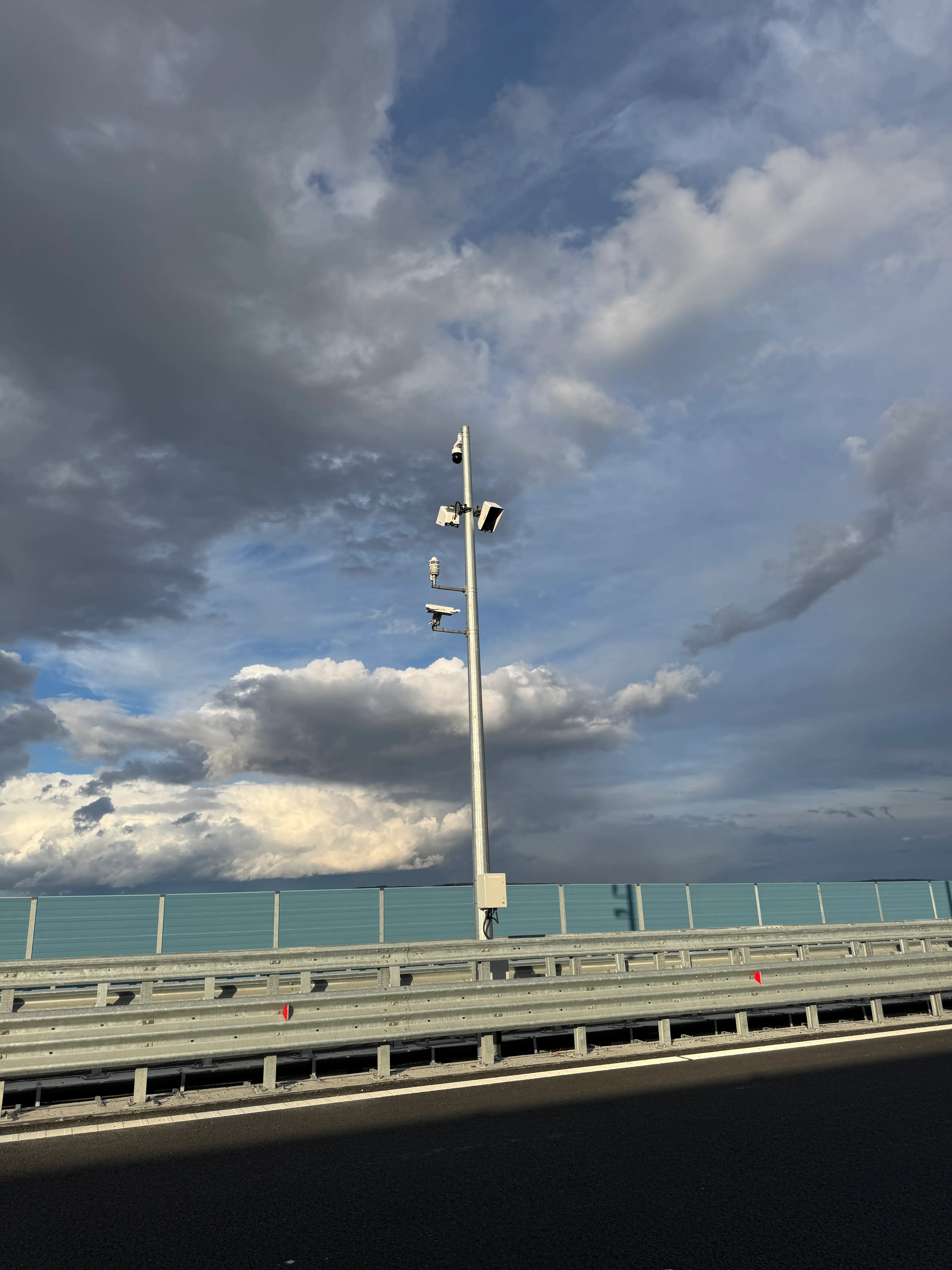 Meteorological sensor mast beside the Pitești – Curtea de Argeș Highway